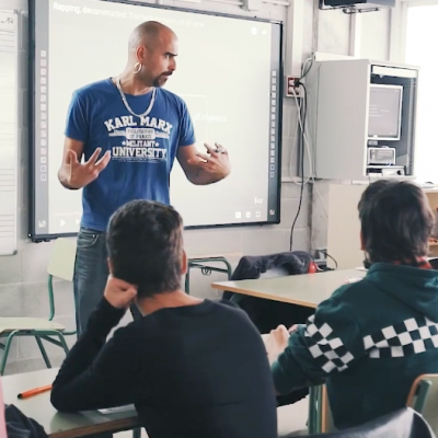 Pau Llonch de Versembrant fent classe en un institut.