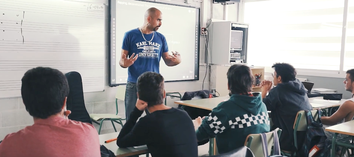 Pau Llonch de Versembrant fent classe en un institut.