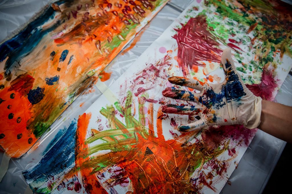 Mans i pintura.
