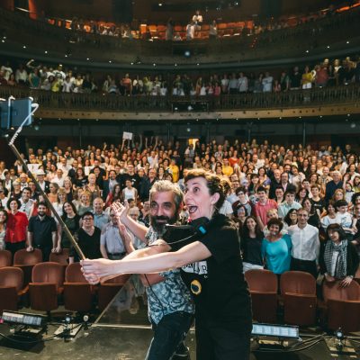Imatge del selfie fet amb tots els assistents en el lliurament dels Premis Baldiri Reixac 2018.