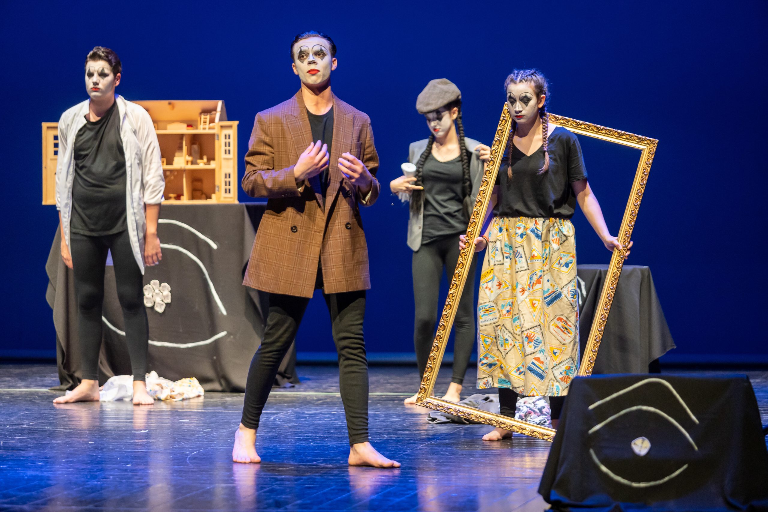 Alumnes actuant en una obra de teatre del projecte "Del text al Gest"