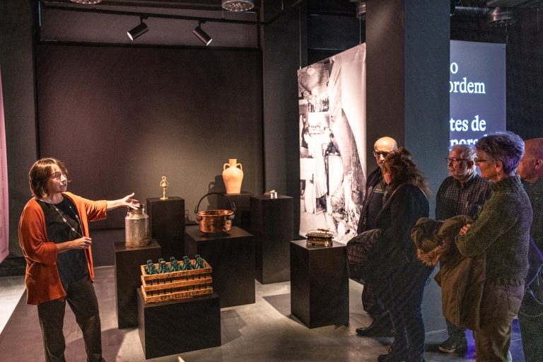 Gemma Carbó, directora del Museu Terra donant una visita guiada a l'exposició "Peus a terra" a la sala Barcelona.
