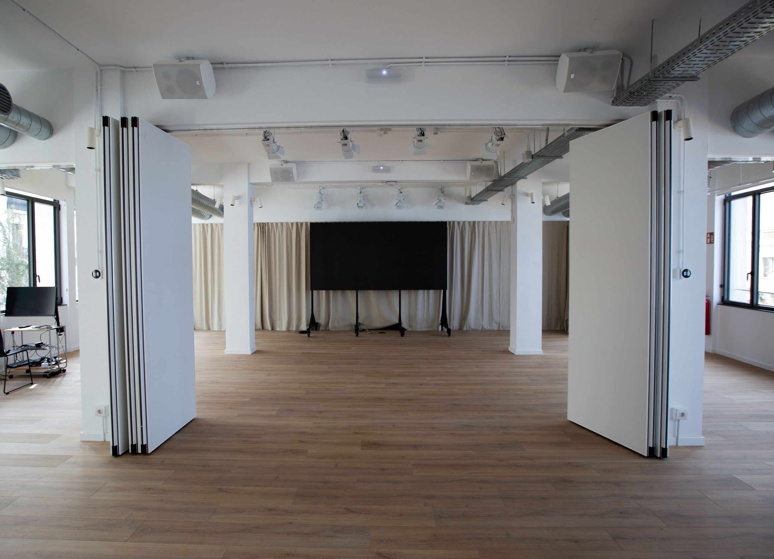 Sala d'actes buida amb pantalla led al fons