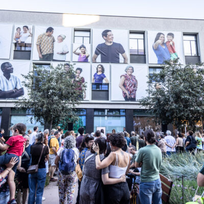 Gent a la inauguració de l'exposició fotogràfica de gran format a la façana de la Fundació Carulla