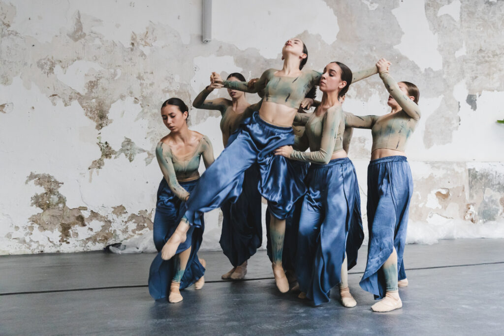 Actuació de Dancing Human, interprentant la performance "El mar ens crida"